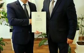 Podpisanie umowy na remont dachu strażnicy OSP w Woli Osowej (16.09.2025 r.) 3