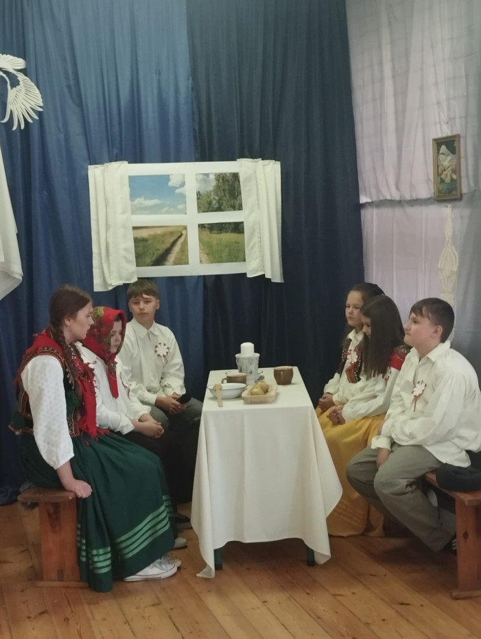 Lekcja historii słowem i&nbsp;muzyką malowana z&nbsp;Zespole Plac&oacute;wek Oświatowych w&nbsp;Mostkach