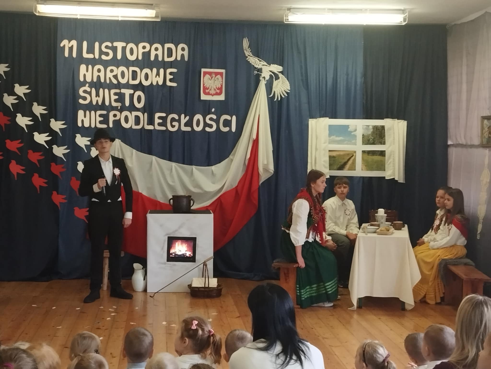 Lekcja historii słowem i&nbsp;muzyką malowana z&nbsp;Zespole Plac&oacute;wek Oświatowych w&nbsp;Mostkach