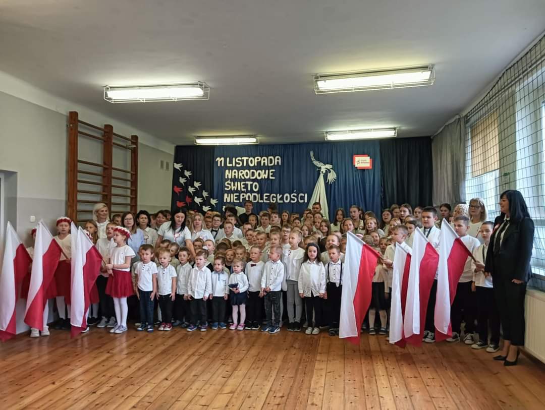 Lekcja historii słowem i&nbsp;muzyką malowana z&nbsp;Zespole Plac&oacute;wek Oświatowych w&nbsp;Mostkach