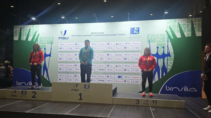 na podium