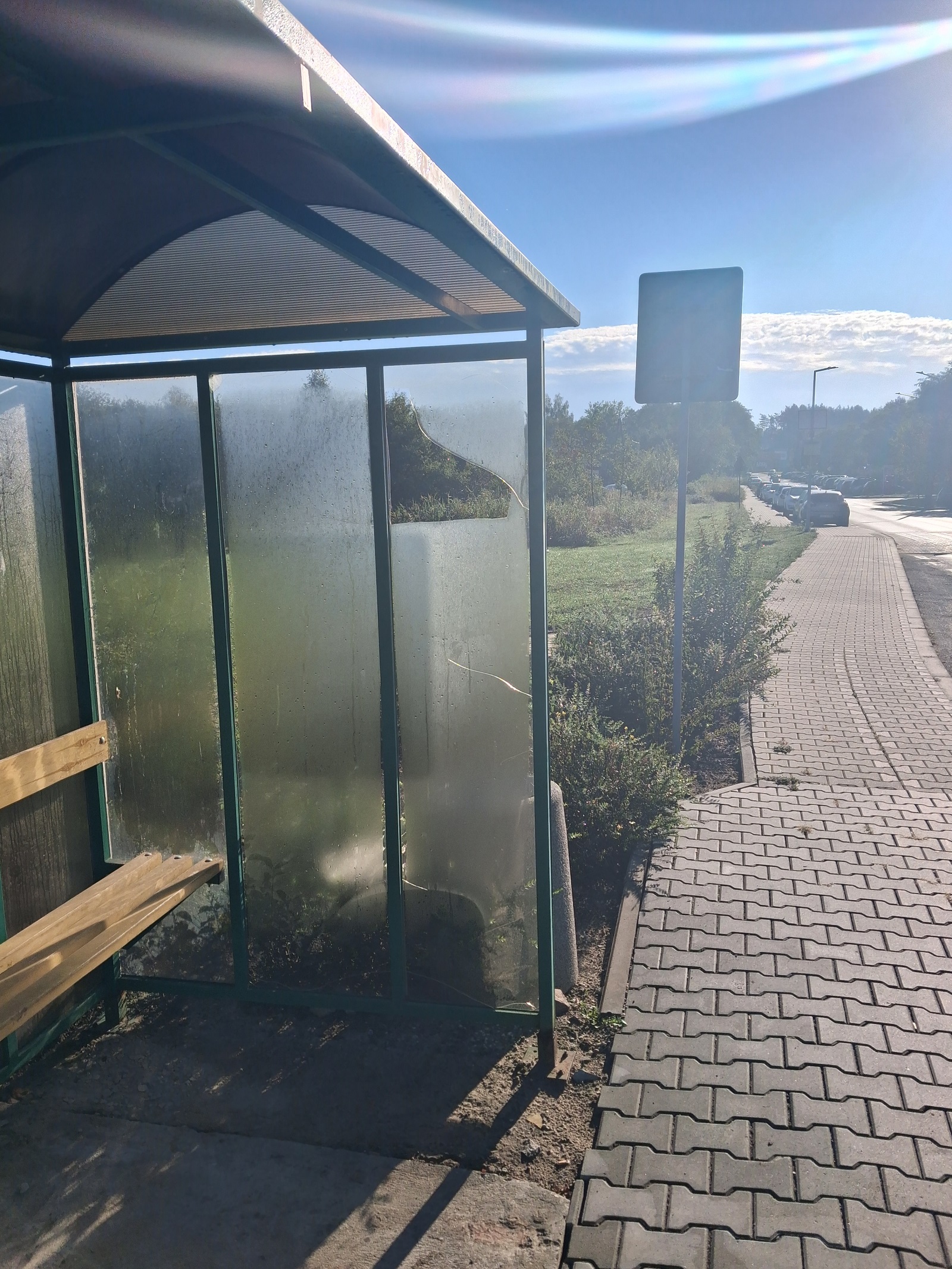 Fot. Kolejny akt wandalizmu w&nbsp;Staszowie_wiata autobusowa przy ul. Mickiewicza 44