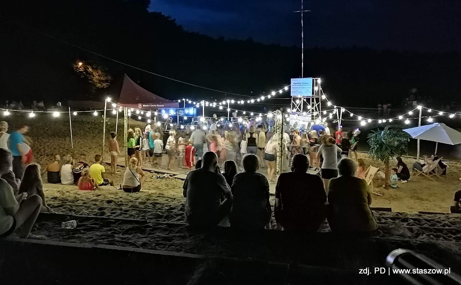 wieczorna potańcówka na plaży