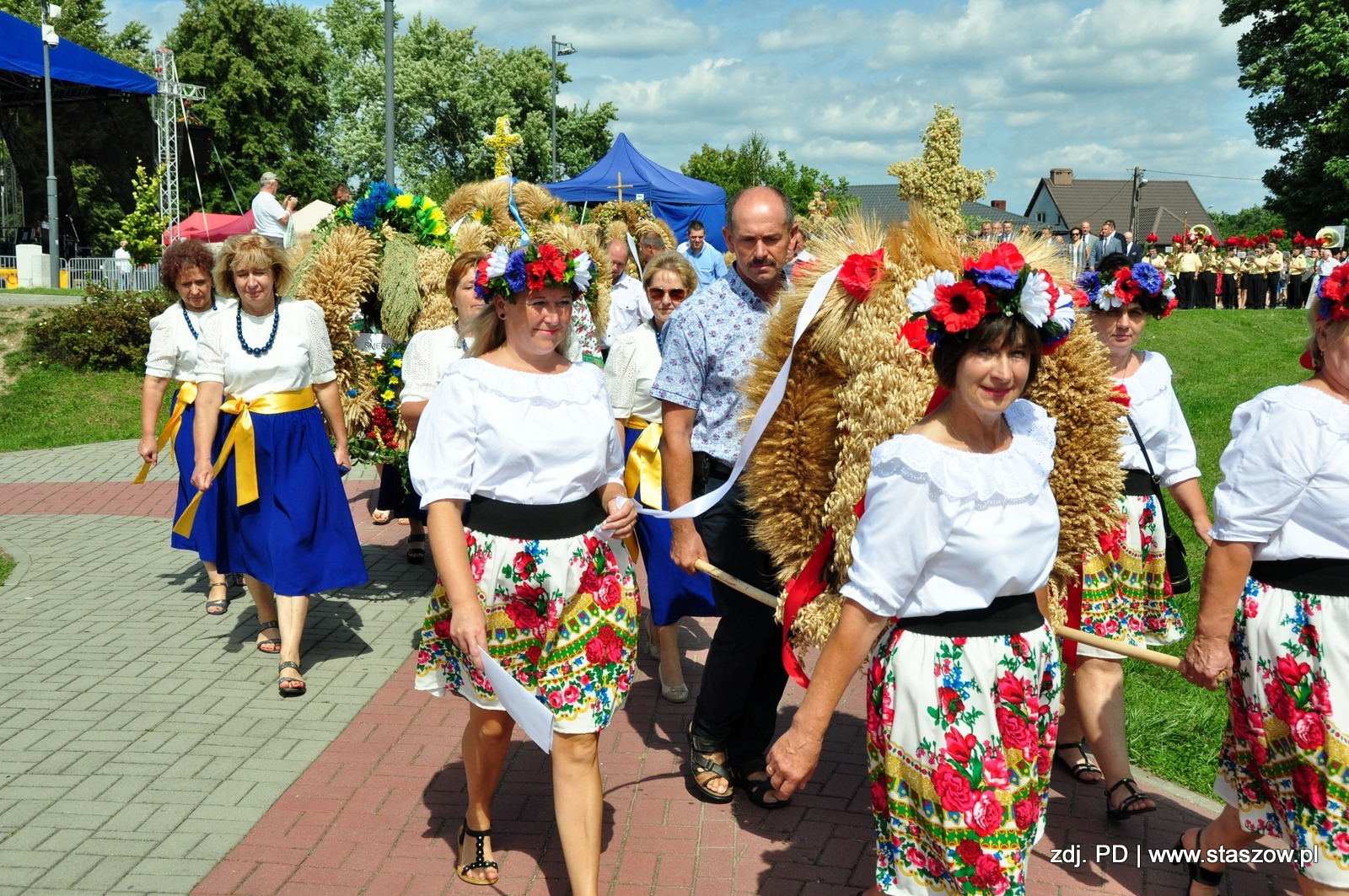 pochód z wieńcami dożynkowymi