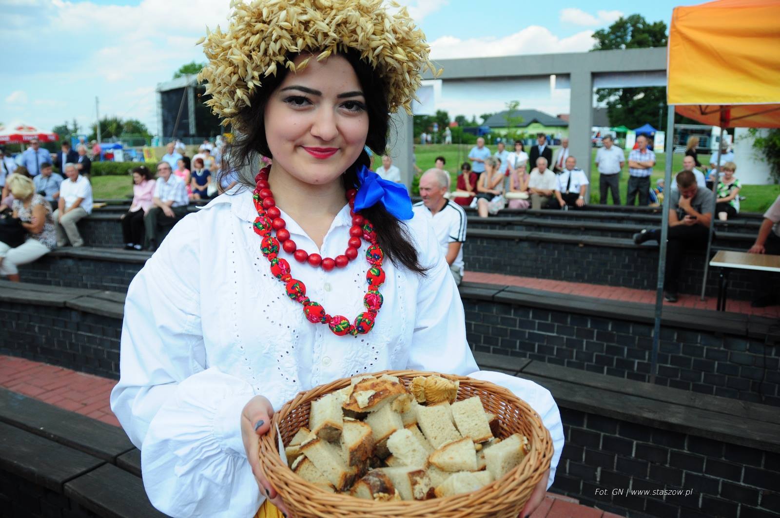 dziewczyna z koszykiem chleba