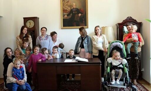 Zdjęcie do Pałac Kołłątaj&oacute;w w Wiśniowej przyciąga osoby w każdym wieku &ndash; zar&oacute;wno tych najstarszych, jak i najmłodszych
