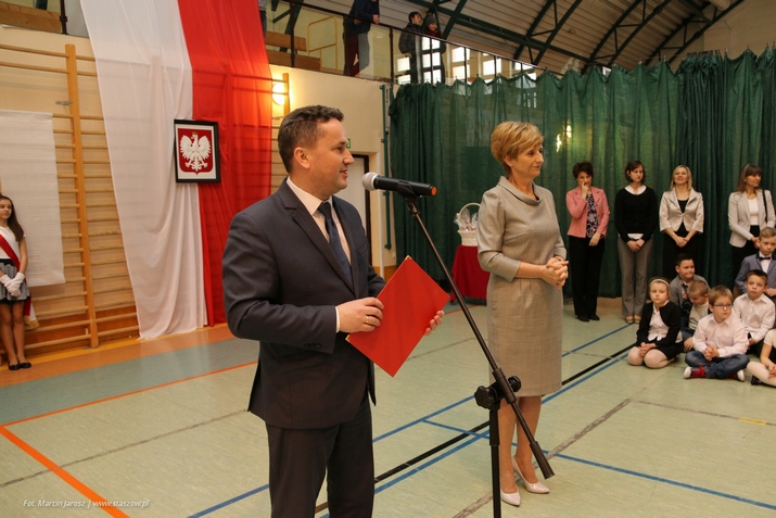 Burmistrz Leszek Kopeć złożył podziękowania, gartulacje i życzenia dla całej społęczności szkoły podstawowej nr 3.