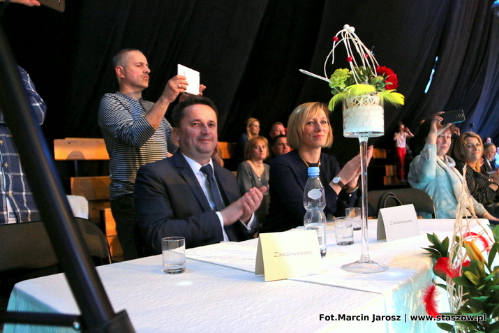 Na zdjęciu publiczność podczas zawodów. Na pierwszym planie burmistrz Leszek Kopeć i zastępca burmistrza Ewa Kondek