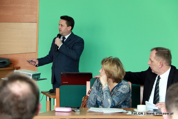 Na zdjęciu burmistrz Staszowa Leszek Kopeć podczas sesji Rady Miejskiej