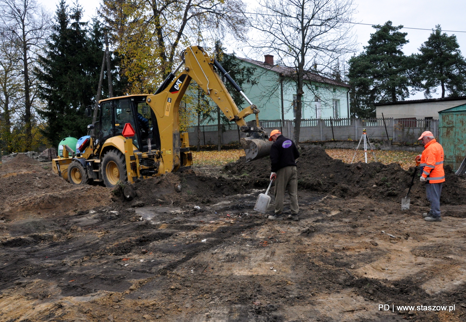 Prace przy utwardzaniu terenu z przeznaczeniem na miejsca postojowe przy Zespole Placówek Oświatowych w Mostkach