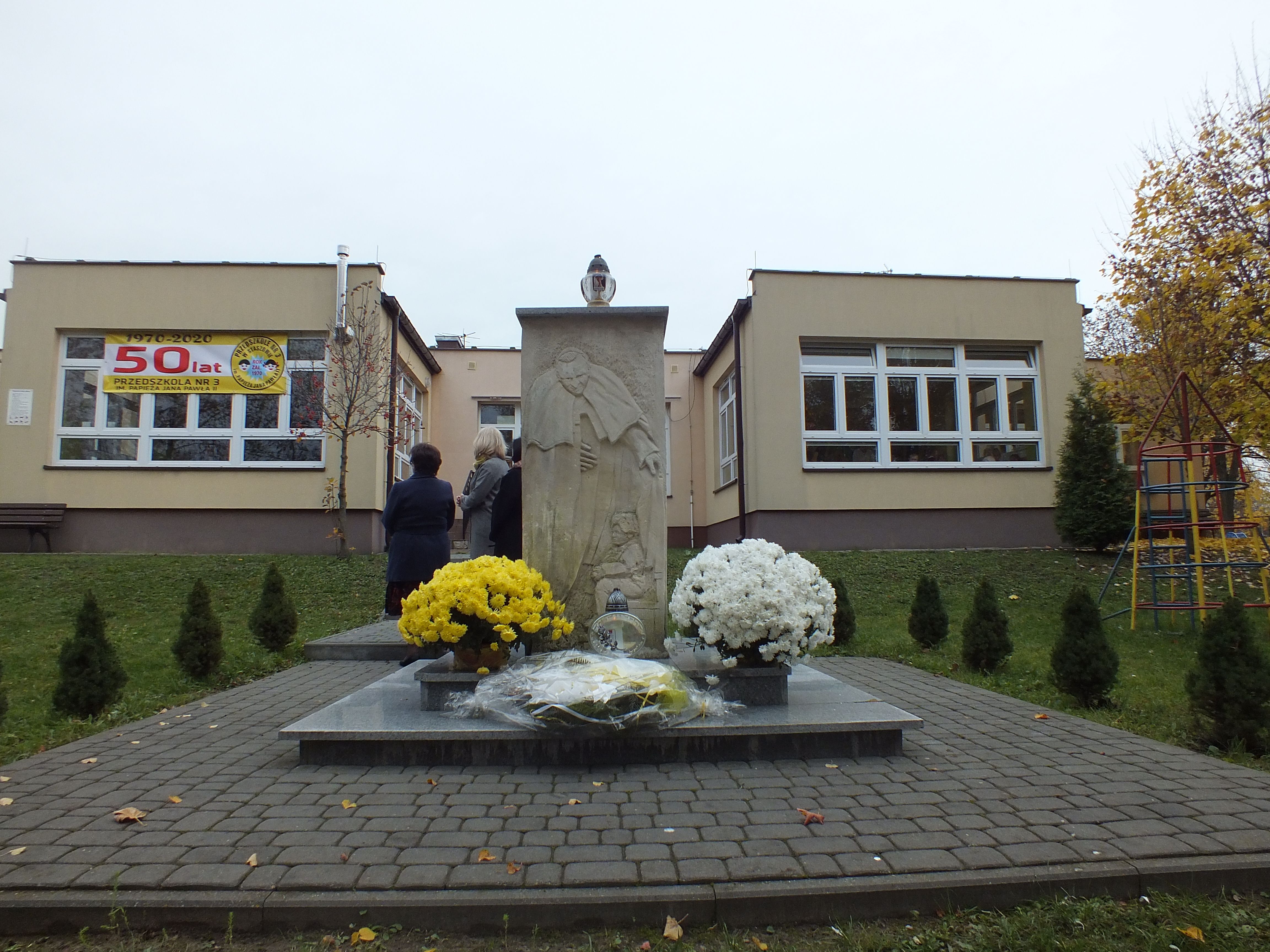 Pomnik Jana Pawła II w ogrodzie przedszkola