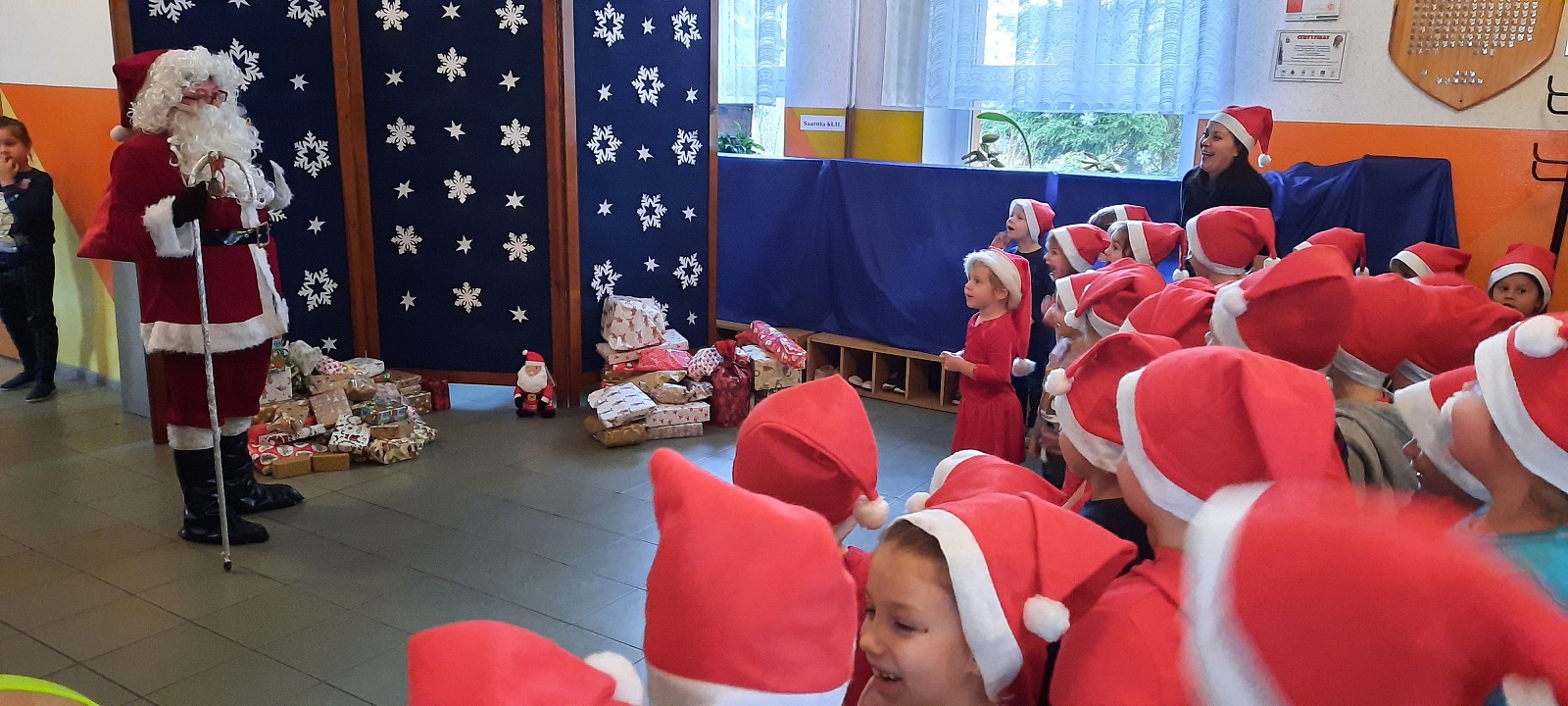 Na zdjęciu do przedszkola w Kurozwękach zawitał Mikołaj
