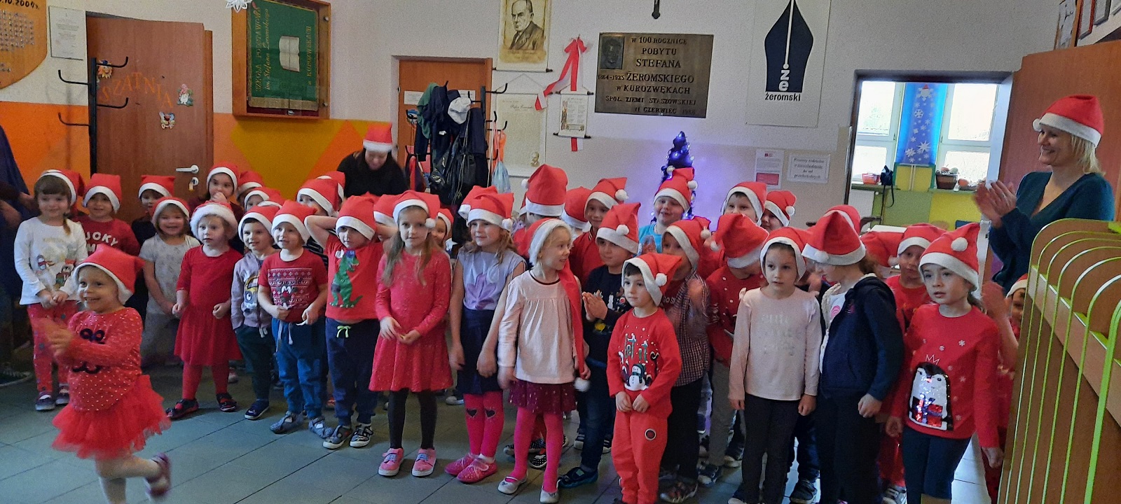 Na zdjęciu dzieci czekający na świętego Mikołaja