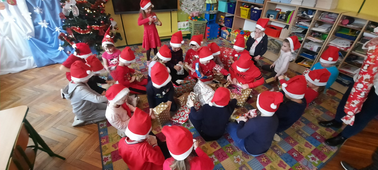Na zdjęciu dzieci z prezentami od świętego Mikołaja