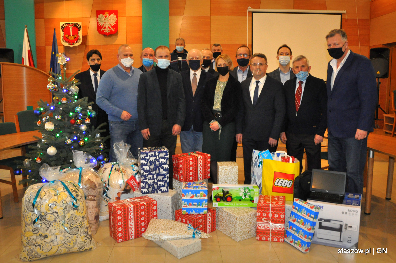 Radni Rady Miejskiej w Staszowie oraz pracownicy Urzędu Miasta i Gminy aktywnie włączyli się w akcję pomocy potrzebującym – „Świąteczna Paczka
