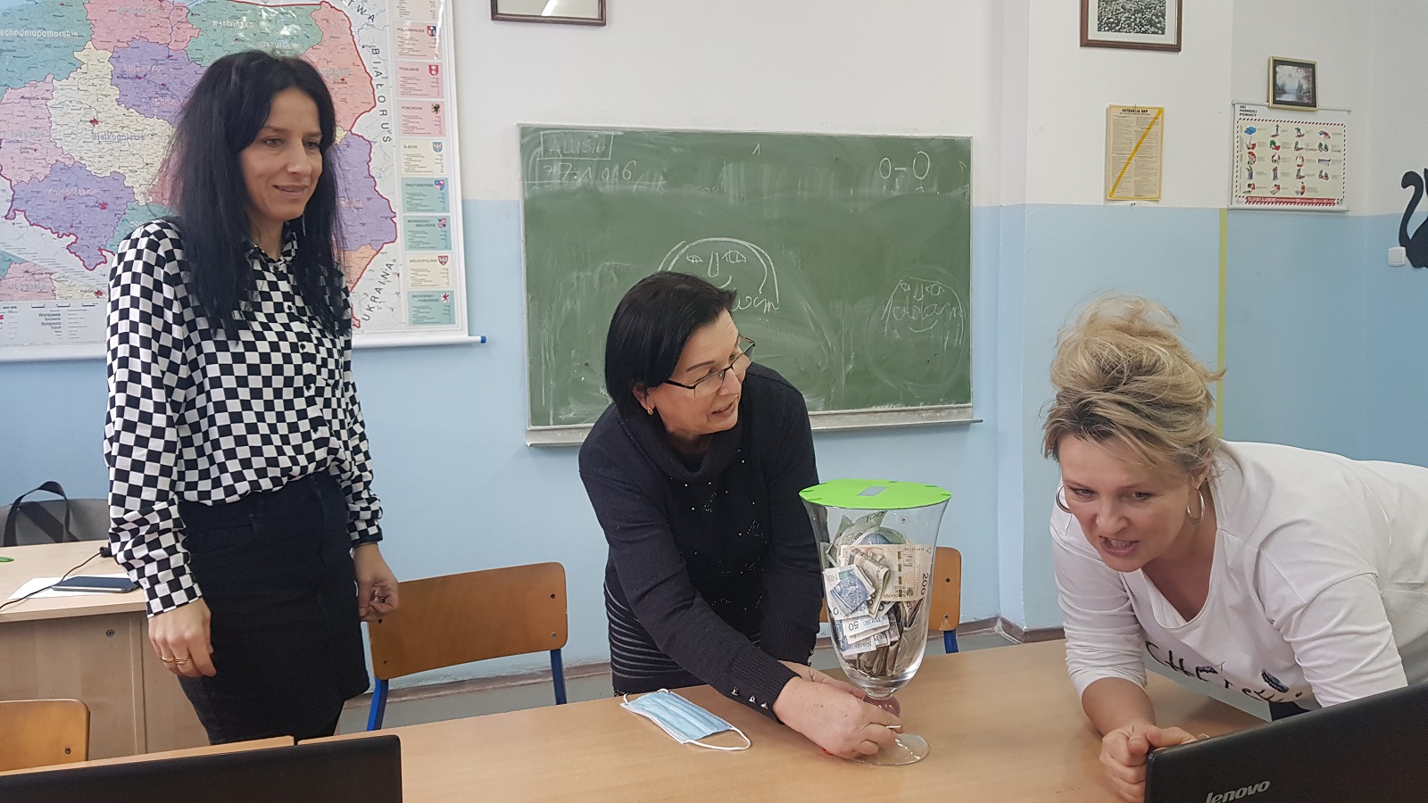 Społeczność szkoły podstawowej w Koniemłotach włączyła się do akcji charytatywnej dla Marcelka Licytacja