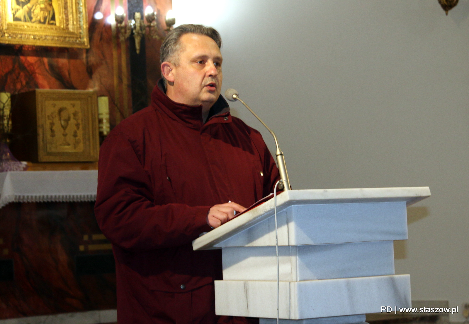 Nauczyciel historii staszowskiego LO Mariusz Brudek podczas wystąpienia okolicznosciowego