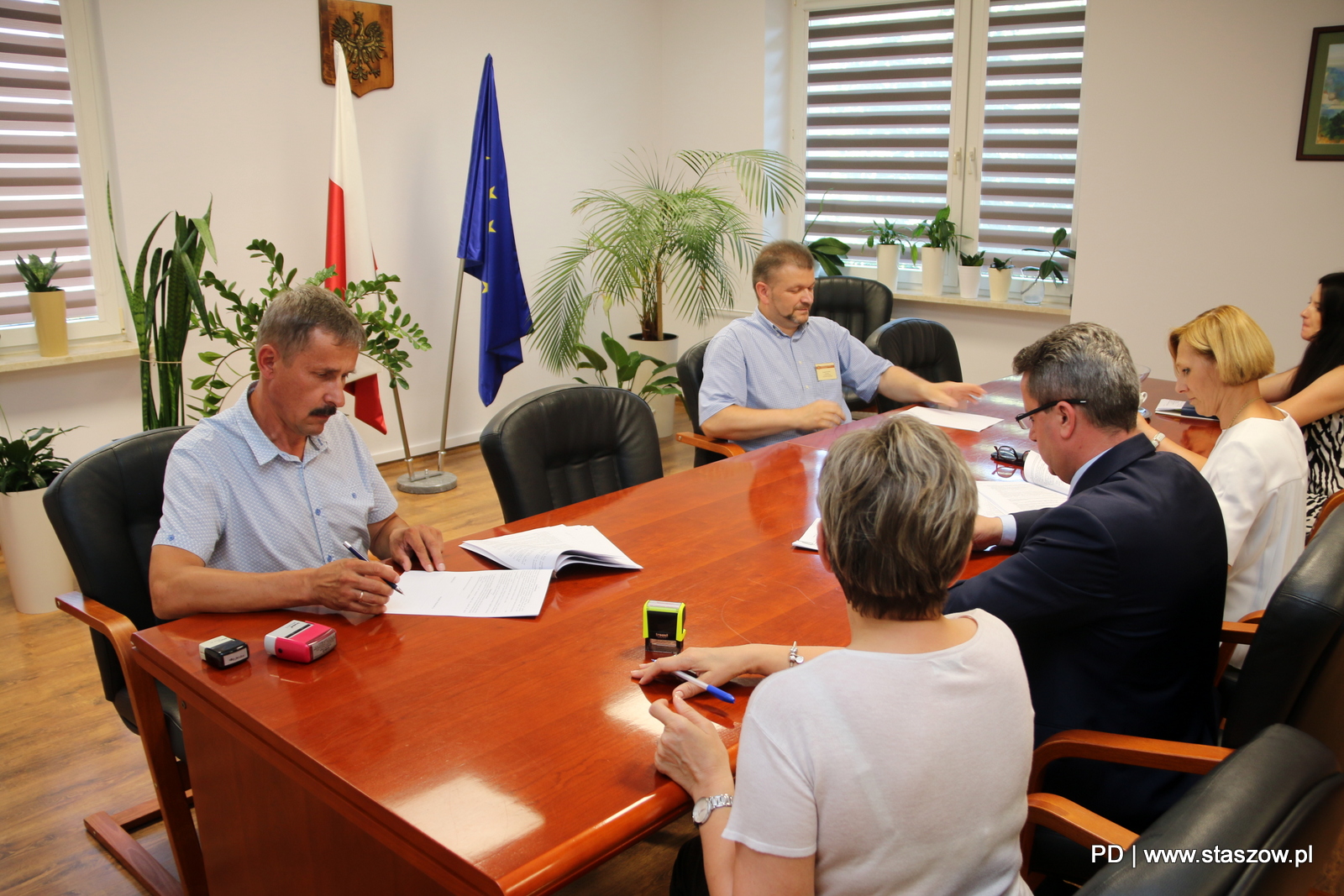 W staszowskim magistracie, w środę 7 lipca podpisano umowę na wykonanie przebudowy boiska do piłki nożnej w Wiązownicy-Kolonii.