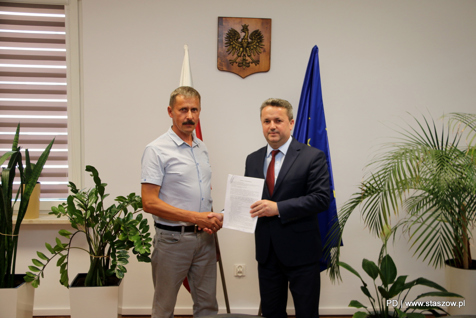 W staszowskim magistracie, w środę 7 lipca podpisano umowę na wykonanie przebudowy boiska do piłki nożnej w Wiązownicy-Kolonii.