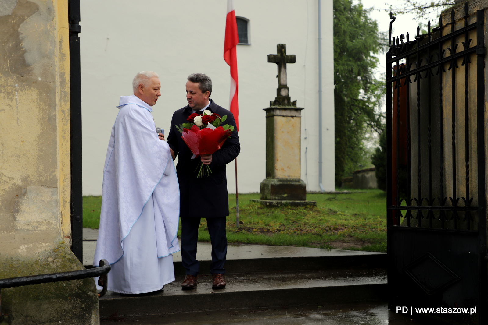 Uroczysta Msza św. w kościele pw. Przemienienia Pańskiego w Wiśniowej, złożenie kwiatów przed tablicą z sercem ks. H. Kołłątaja