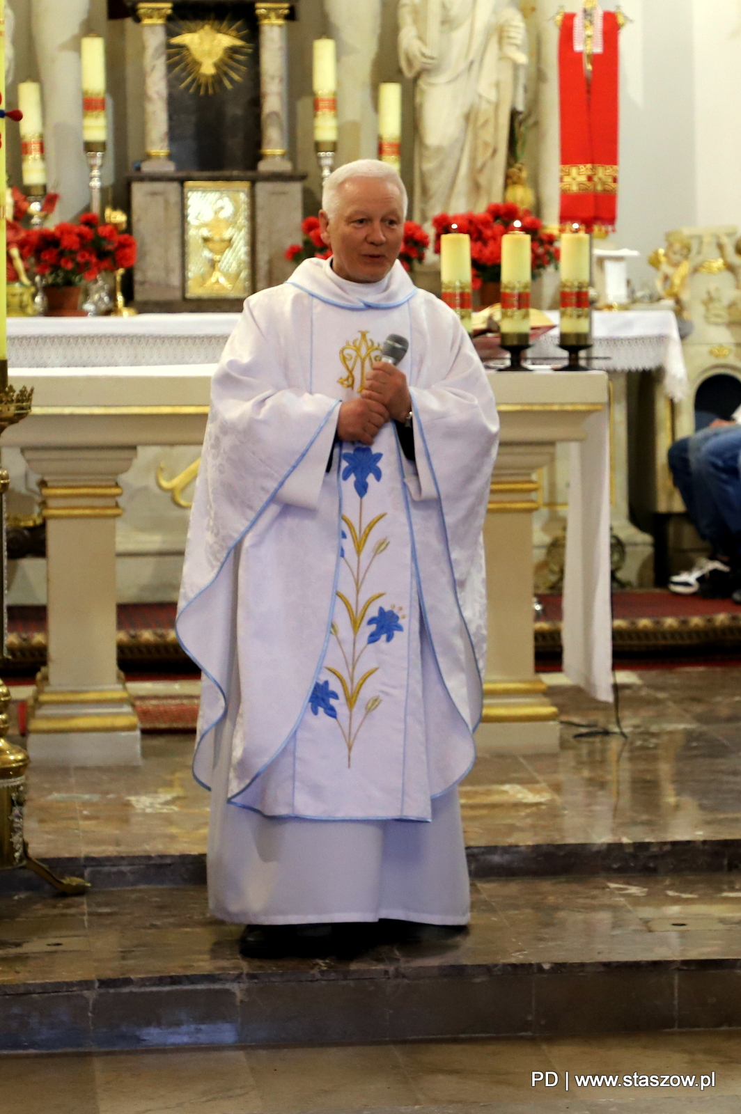 Uroczysta Msza św. w kościele pw. Przemienienia Pańskiego w Wiśniowej, złożenie kwiatów przed tablicą z sercem ks. H. Kołłątaja