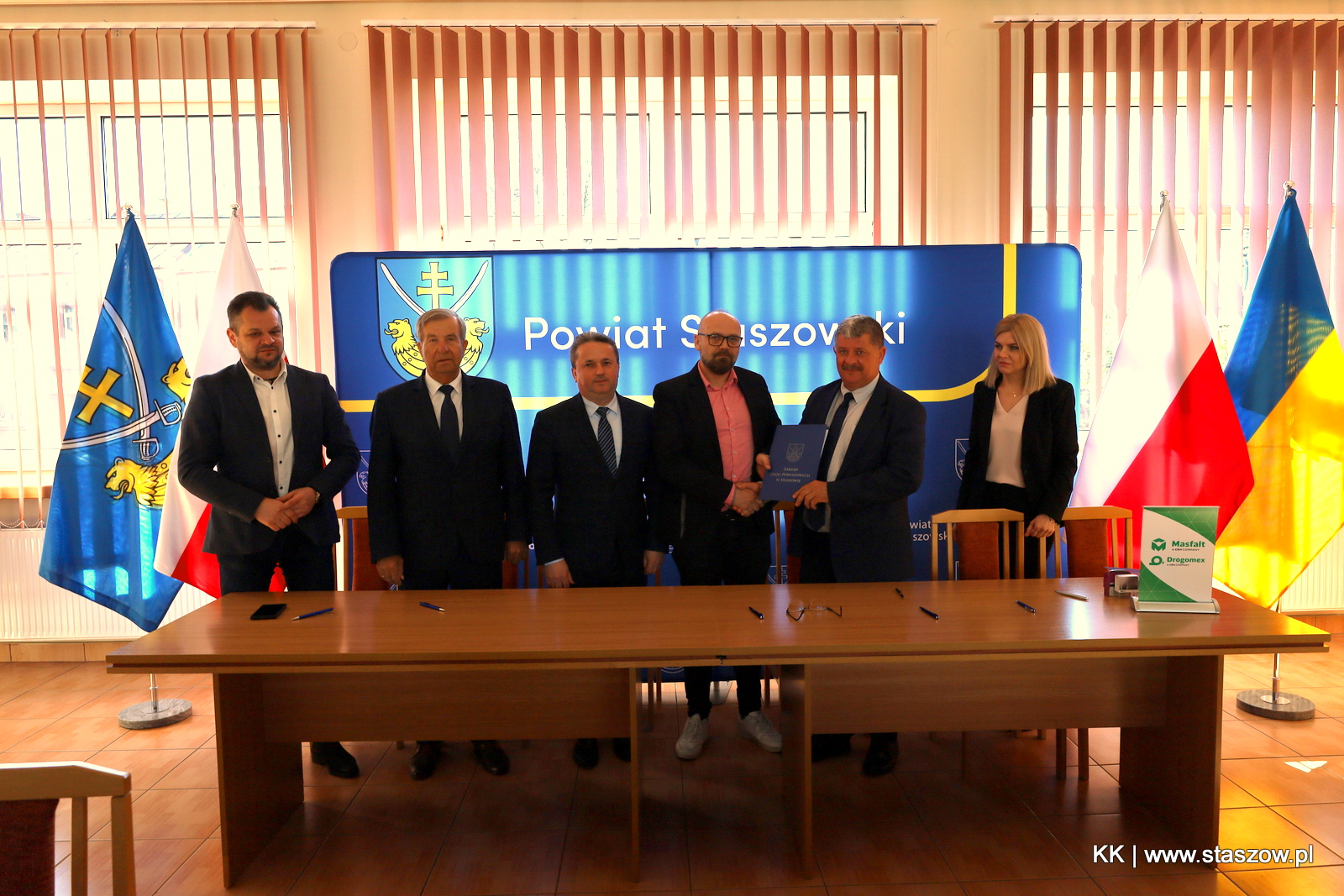 4 maja w Starostwie Powiatowym w Staszowie podpisano umowy na realizację czterech inwestycji drogowych w powiecie staszowskim. Jedna z nich znajduje się w gminie Staszów.