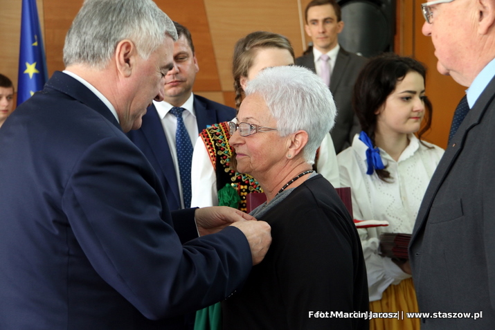 wicewojewoda Andrzej Bętkowski dekoruje jubilatów medalami przyznanymi przez Prezydenta RP