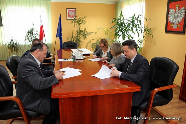 na zdjęciu podpisanie umowy pomiędzy burmistrzem miasta i gminy staszów a przedstawicielami Przedsiębiorstwa robót drogowych w Staszowie