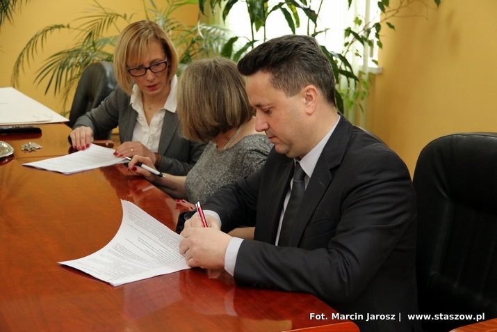na pierwszym planie burmistrz miasta i gminy staszów Leszek Kopeć, podpisujący umowę