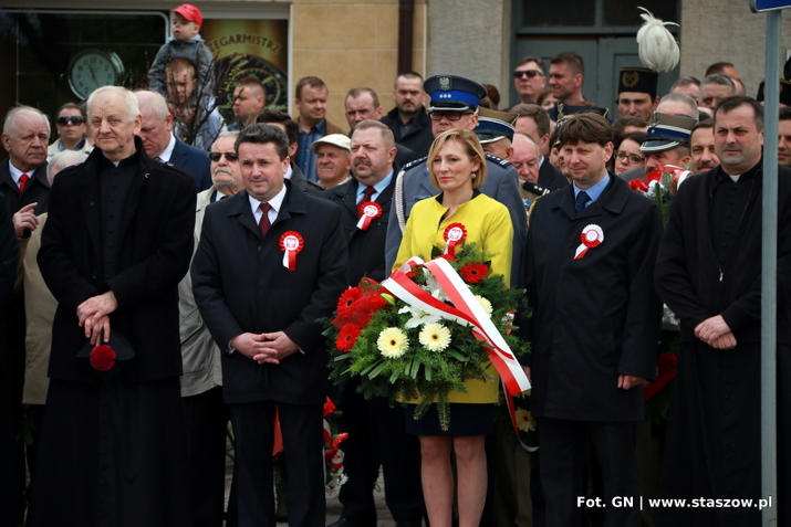 na zdjęciu delegacja władz miasta i gminy staszów przed złożeniem kwiatów pod pomnikiem Tadeusza Kościuszki w staszowie