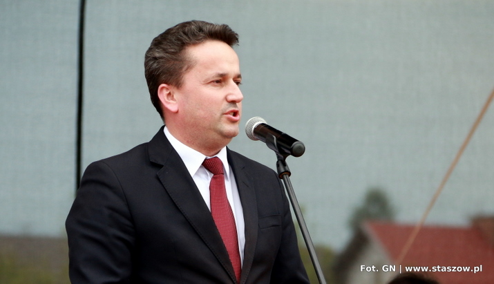 na zdjęciu Burmistrz Leszek Kopeć podczas ceremonii wręczenia nagród na terenie parku Zalew nad Czarną