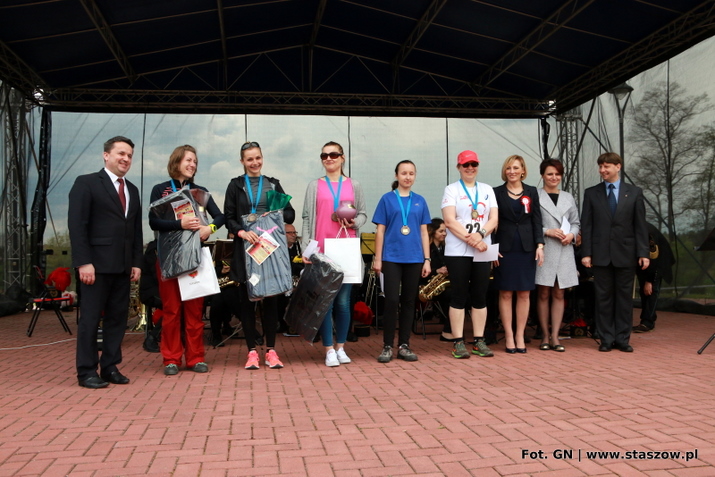 Na zdjęciu  uczestnicy II Biegu Konstytucji w towarzystwie władz miasta i gminy Staszów 