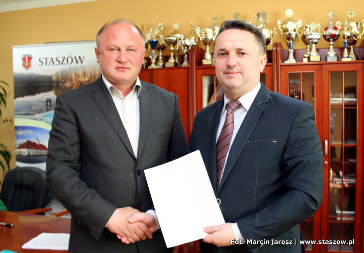na zdjęciu Zbigniew Dziuba i burmistrz Leszek Kopeć po podpisaniu umowy