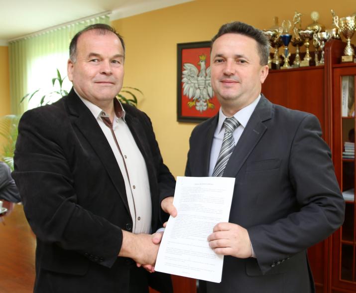 na zdjęciu podopoisanie umowy na przebudowę odcinka drogi gminnej Czajków Południowy - Wiśniowa