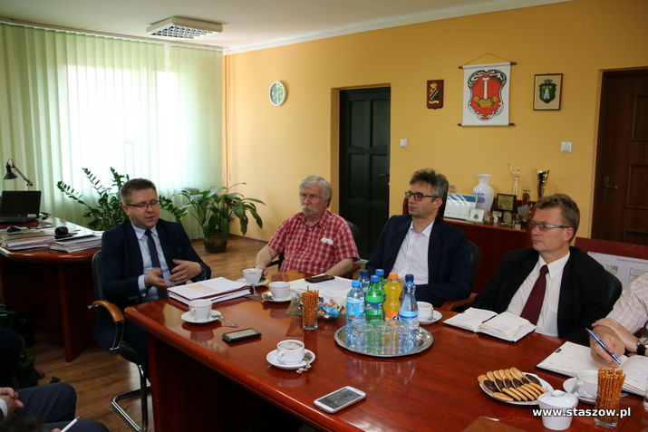 Na zdjęciu fragment spotkania z Grzegorzem Orawcem w Urzędzie Miasta i Gminy w Staszowie