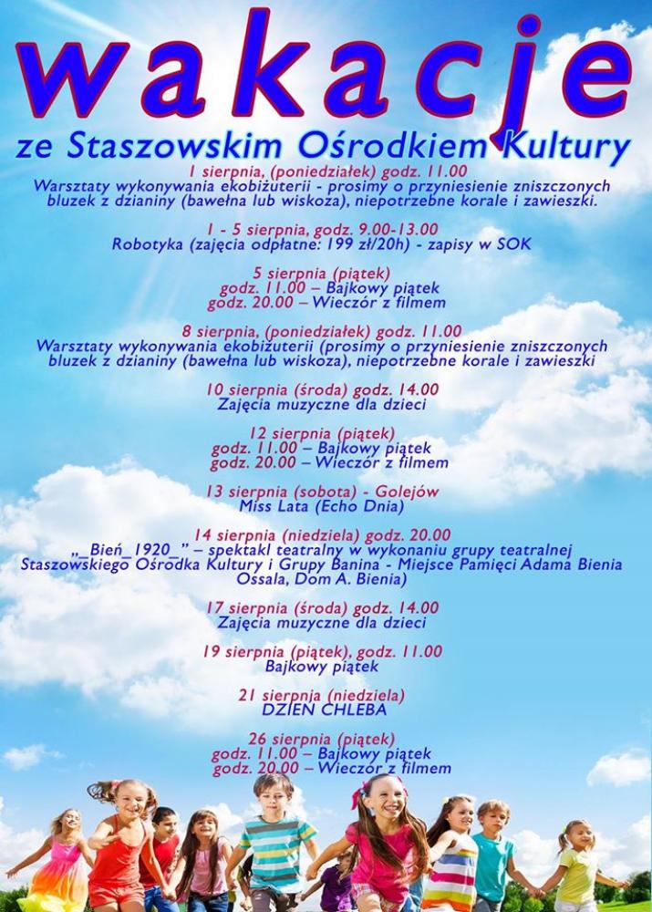 na zdjęciu plakat informacyjny dotyczący oferty wakacyjnej na miesiąc sierpień, przygotowanej przez Staszowski Ośrodek Kultury