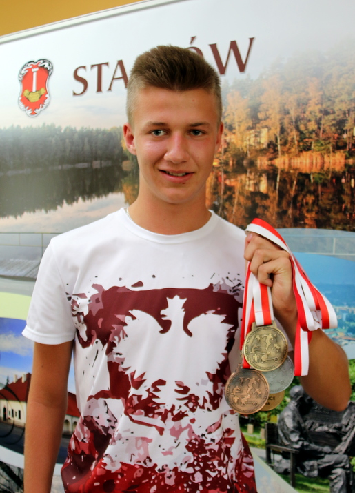 Mateusz dumnie prezentuje medale zdobyte podczas mistrzostw juniorów i seniorów w lekkoatletyce
