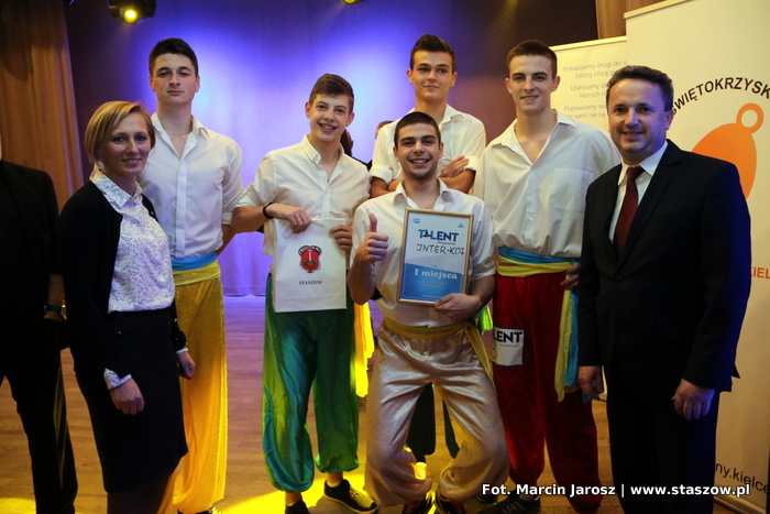 Na zdjęciu zwycięzcy - członkowie formacji Inter KO-7 w towarzystwie burmistrza Leszka Kopcia i zastępcy burmistrza Ewy Kondek.