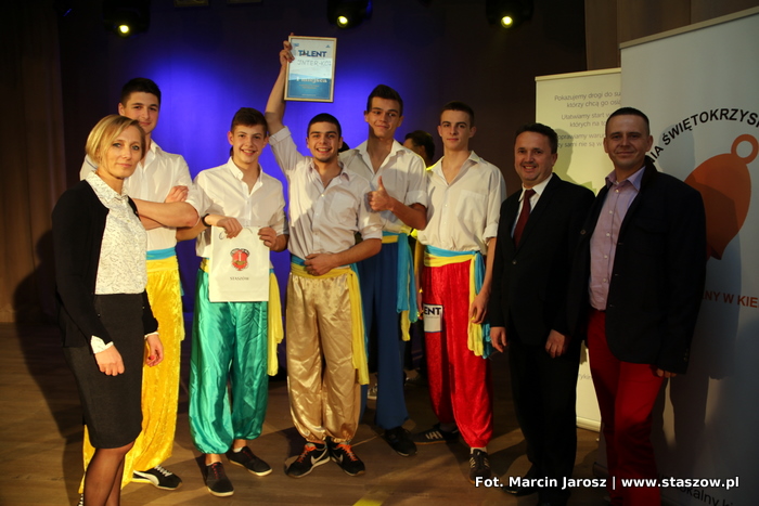 Na zdjęciu zwycięzcy - zespół Inter KO-7 w towarzystwie Burmistrza Leszka Kopcia i zastępcy burmistrza Ewy Kondek.