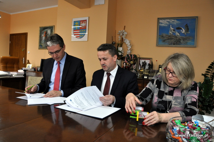 Na zdjęciu podpisanie umowy w Urzędzie Marszałkowskim w Kielcach